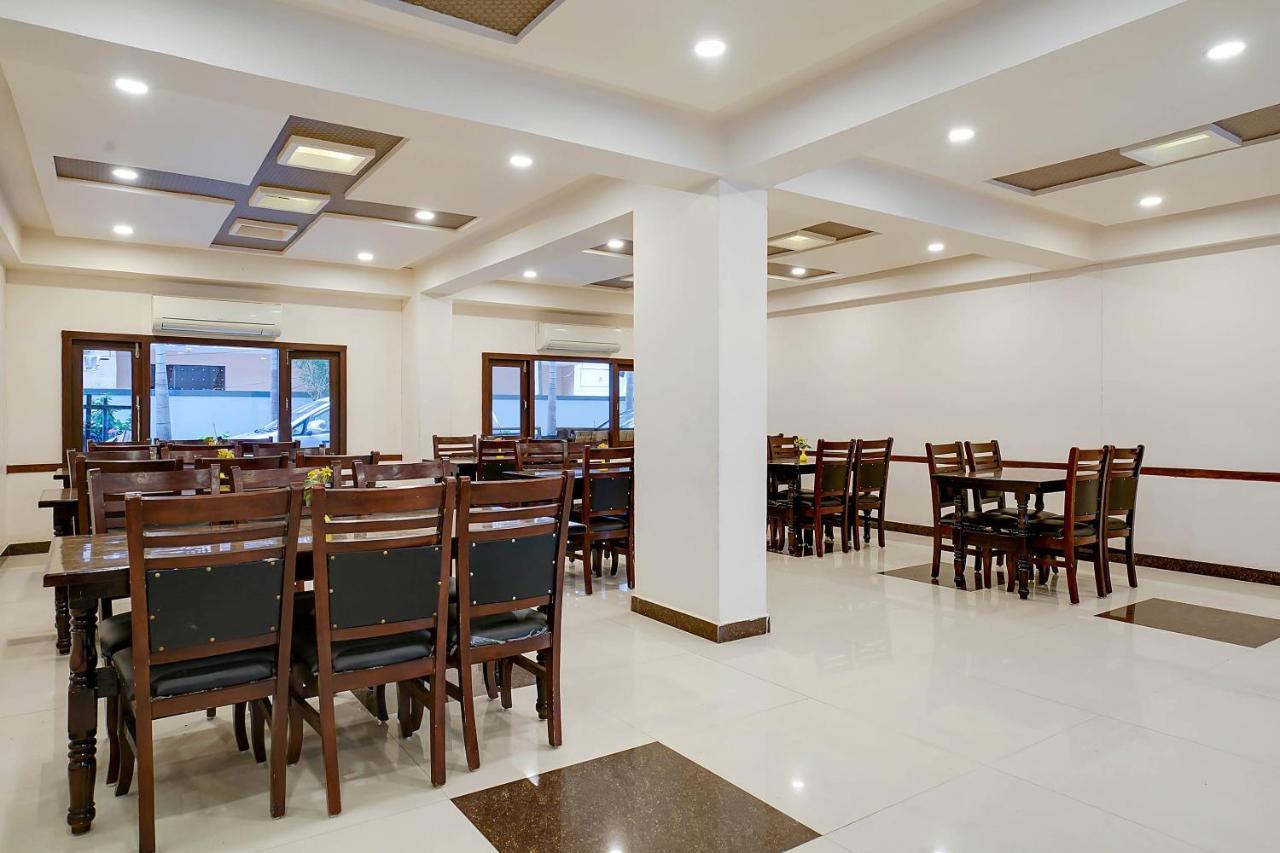 Capital O 49135 Sri Simran Park Hotel Hyderabad Bagian luar foto